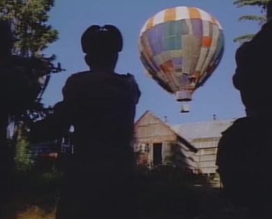 Angus MacGyver Trucs et Astuces - 3x06 GX-1 - MacGyver, Nikki et Starkoss en Montgolfi�re improvis�e, sous les yeux m�dus�s des Sovi�tiques.